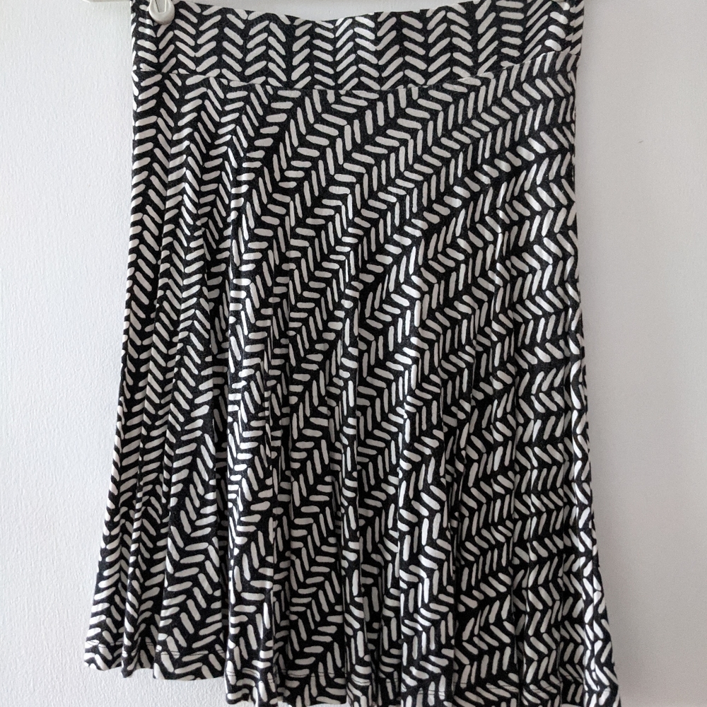 Loft black and white swingy, stretchy skirt!